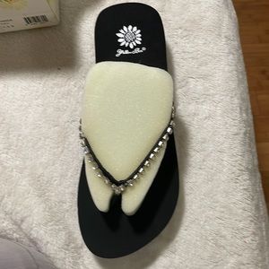 Yellow Box Sexy Black flip flops (Dangle) with bling! Sz 7 1/2.